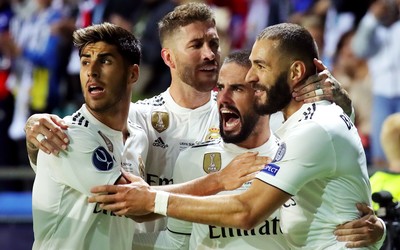 熊猫体育快讯-B费与队友拥抱庆祝